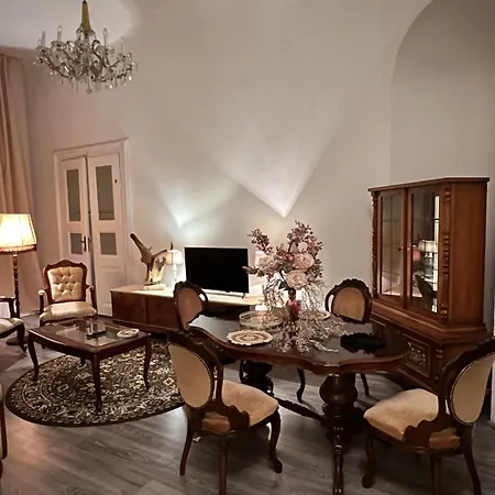 Csaky Palace 11 شقة *